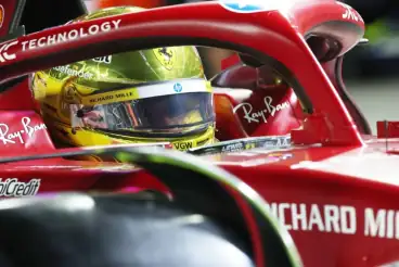 Goldhelm unter Flutlicht: Hamilton begeistert Fans in Singapur