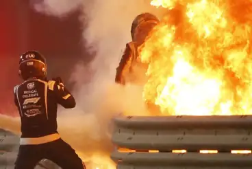 Fünf Jahre danach: Romain Grosjean zeigt Helm, der ihm das Leben rettete