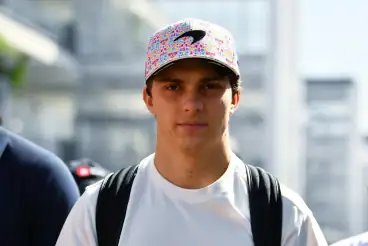 Oscar Piastri’s Las Vegas GP helmet is a throwback to his RC car championship days