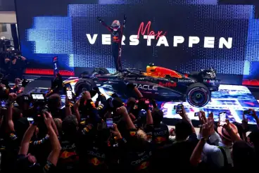 F1 Qatar GP: Max Verstappen wins to take title fight to Abu Dhabi