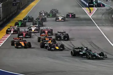 Russell wint voor Max Verstappen in Singapore, McLaren pakt F1-constructeurstitel