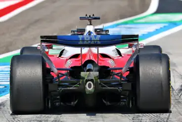 Ferrari debuts unique exhaust wing at final Bahrain test