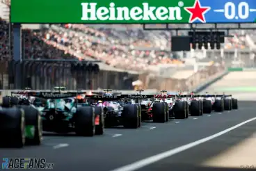 Hamilton dismisses fears over F1’s “dangerous” starts: “It’s more exciting”