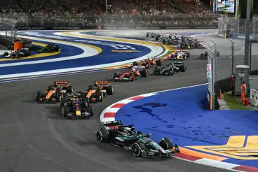 Russell en Verstappen over eerste bocht in Singapore: ‘Wie voorop lag, won’