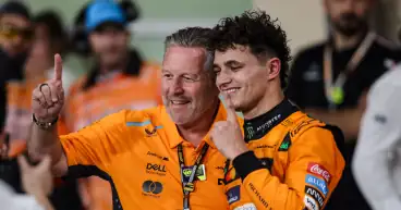 McLaren is kampioen in Singapore, schrijft geschiedenis met tiende titel