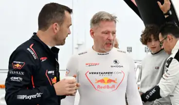 Jos Verstappen daagt zoon Max uit tot rally-avontuur: ‘Hij moet het gewoon een keer doen’