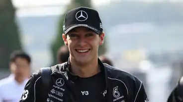 Russell schaart zich achter Verstappen na bandentest: ‘Ben dol op de Nürburgring’