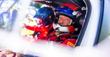Jos Verstappen volgt zoon Max vanuit rallyauto: ‘Alleen tijdens proeven gaat de telefoon uit’
