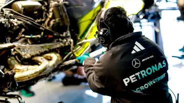 Formel-1-Motorstart: Warum drei Stunden Vorbereitung und ein ganzes Team nötig sind