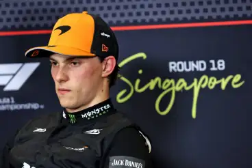 Piastri scheint das Funkgerät zu kappen, während Zak Brown nach dem Singapur GP spricht