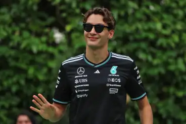 George Russell schlägt kämpfenden Max, der die Probleme von McLaren ausnutzte
