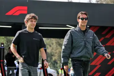 Mercedes beginnt die Vorbereitungen für 2026, während adidas eine maßgeschneiderte Neugestaltung der Teamkleidung vorstellt