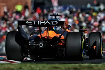 F1-Boliden dröhnen wieder auf dem Nürburgring – ein Team stößt auf ein Problem