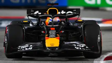 Verstappen blijft Norris nipt voor en wordt tweede in Singapore, Russell wint