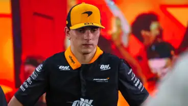 Piastri na contact met teamgenoot Norris in eerste bocht: 'Ga met team praten'