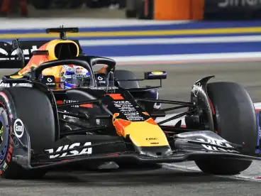 Verstappen loopt met tweede plek 6 punten in op WK-leider Piastri, Russell wint in Singapore