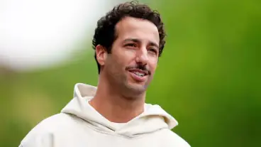 Daniel Ricciardo drops new F1 future hint during impromptu airport interview
