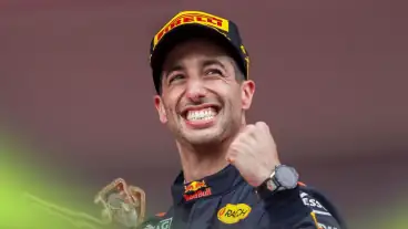Watch! Ricciardo’s reaction as he noticed his former number ‘3’ on Verstappen’s cap