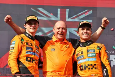 Lando Norris and Oscar Piastri split by a unique perspective from F1 pitwall