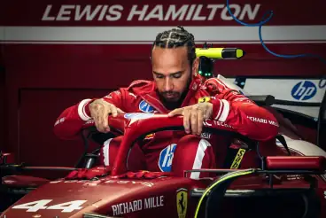 Lewis Hamilton worrying body language spotted in a queue of six F1 drivers