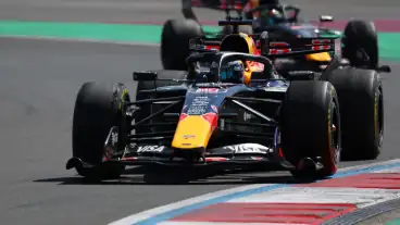 Max Verstappen "never saw" Red Bull close to Mercedes despite F1 pre-season hype