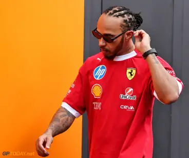FIA grijpt in: Hamilton verliest plek aan Alonso door milde tijdstraf